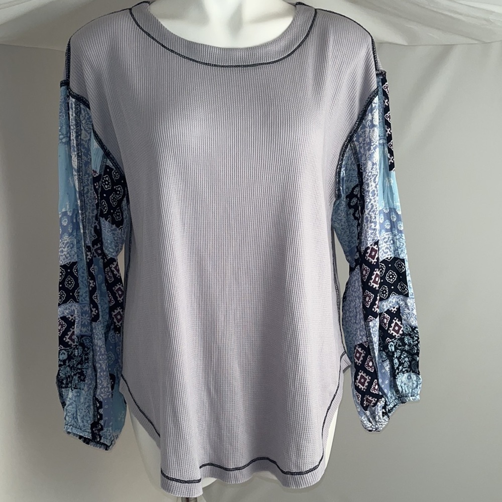Mystree Gray Waffle Knit Mixed Media Top With Pattern Sleeves M
